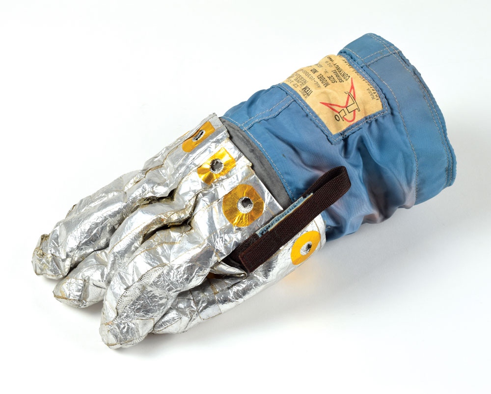 space artifacts memorabilia A6L spacesuit glove Neil Armstrong RR Auction